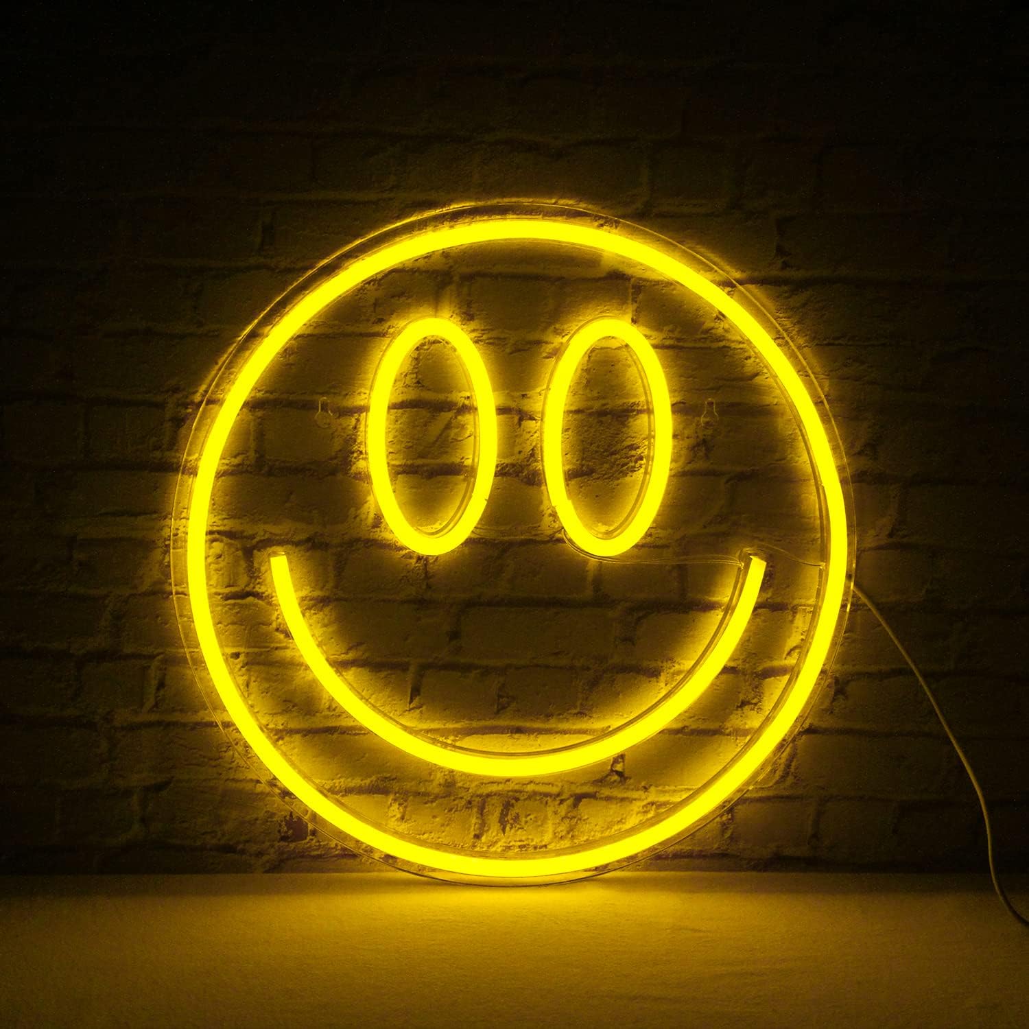 Bảng hiệu đèn LED neon mặt cười trên tường