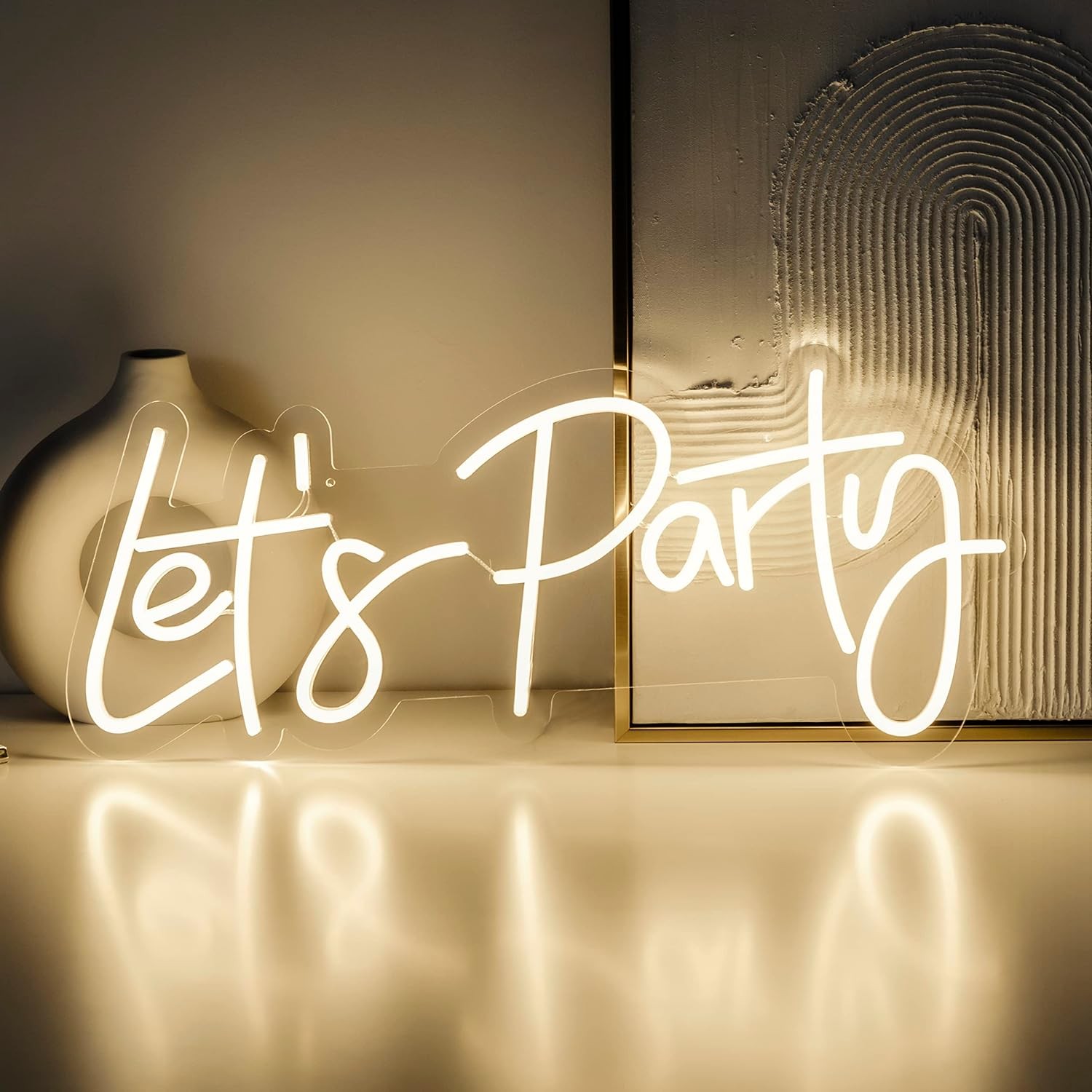 Bảng hiệu quảng cáo Let Party trên tường đèn neon rực rỡ
